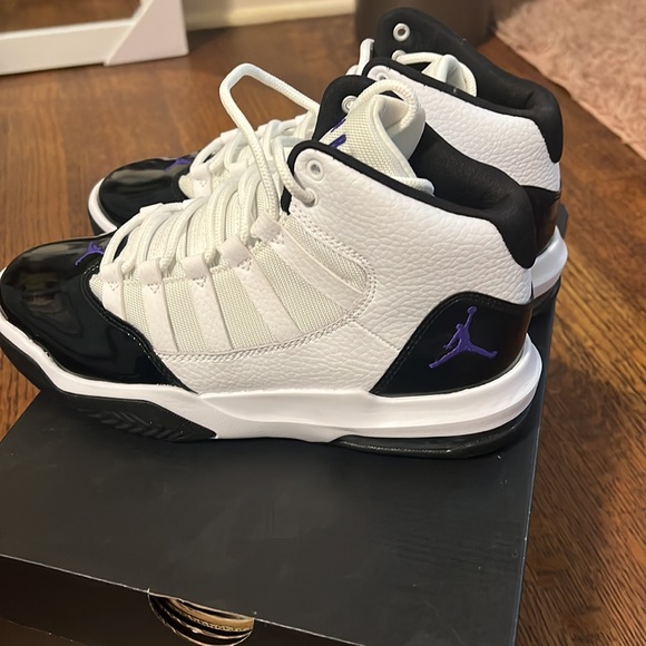 Jordan’s - Picture 4 of 5